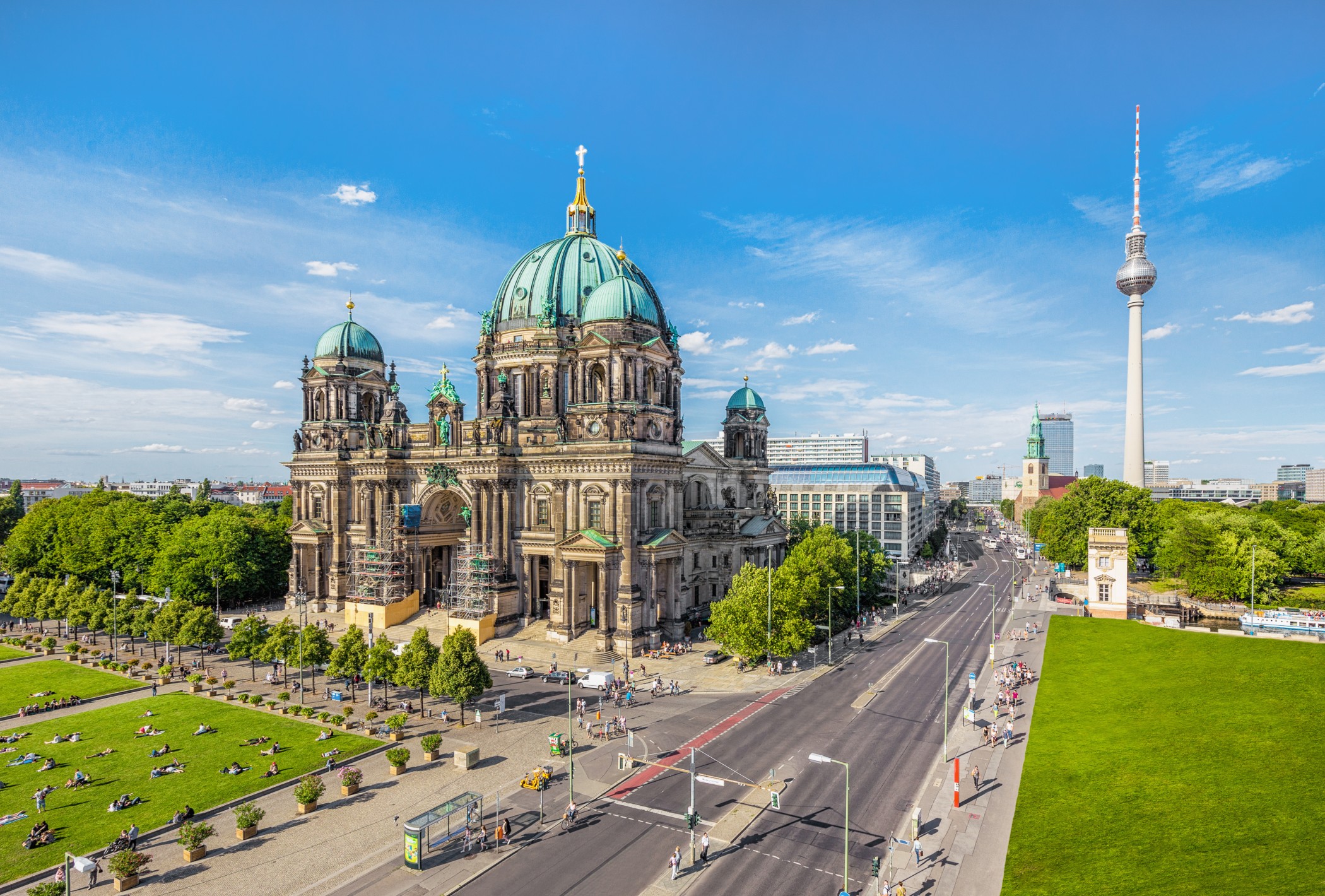 Ausblick vom Schinkelplatz auf den Berliner Dom und den Fernsehturm in Berlin