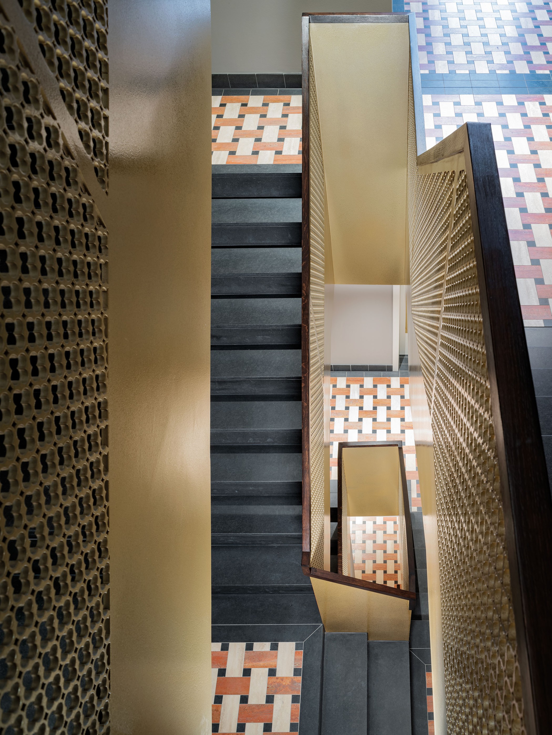 Hochwertig gestalteter Hauseingang am Schinkelplatz in Berlin-Mitte mit eleganten Fliesen, moderner Beschilderung und Aufzugsbereich.