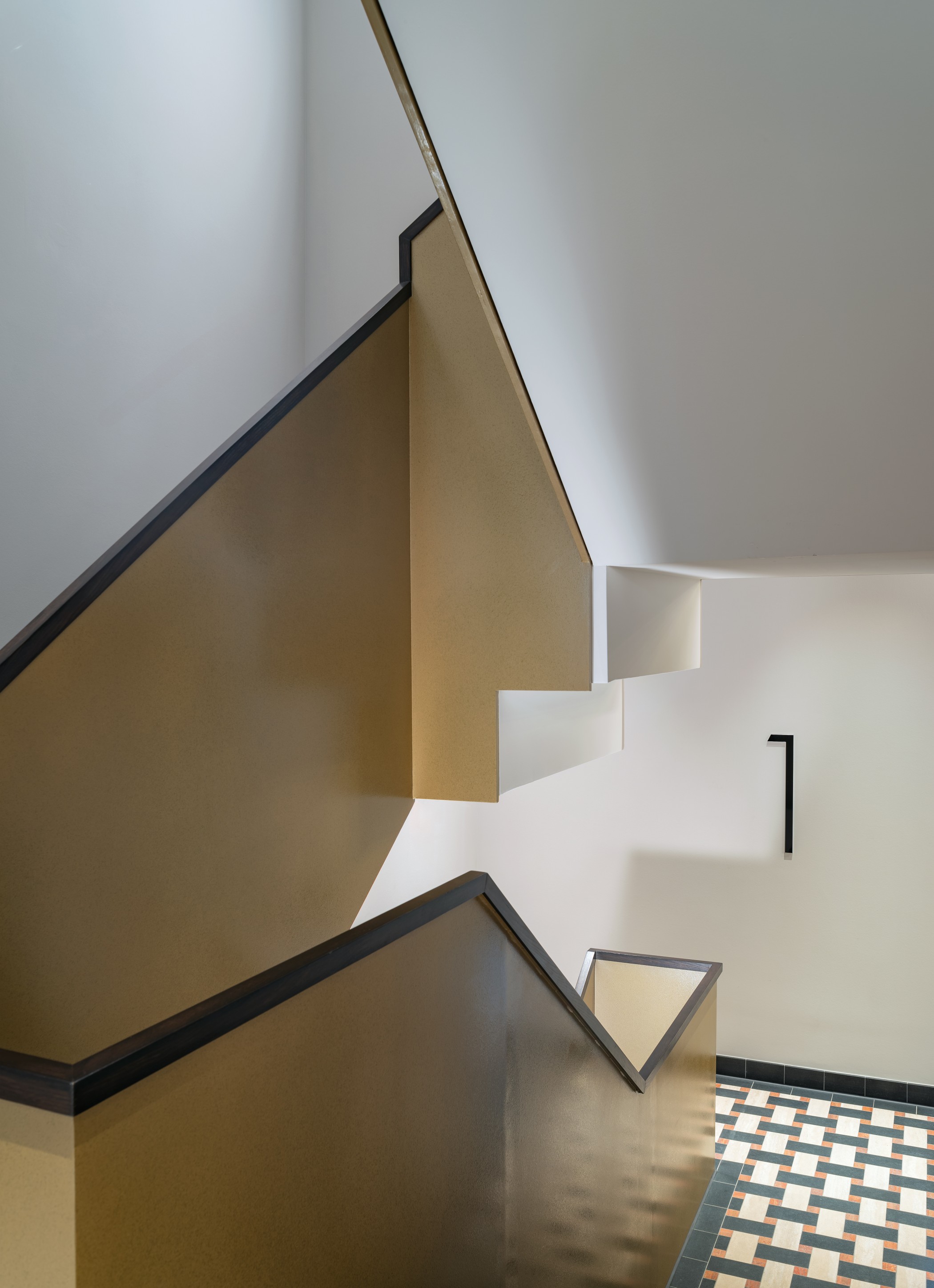 Hochwertig gestalteter Hauseingang am Schinkelplatz in Berlin-Mitte mit eleganten Fliesen, moderner Beschilderung und Aufzugsbereich.