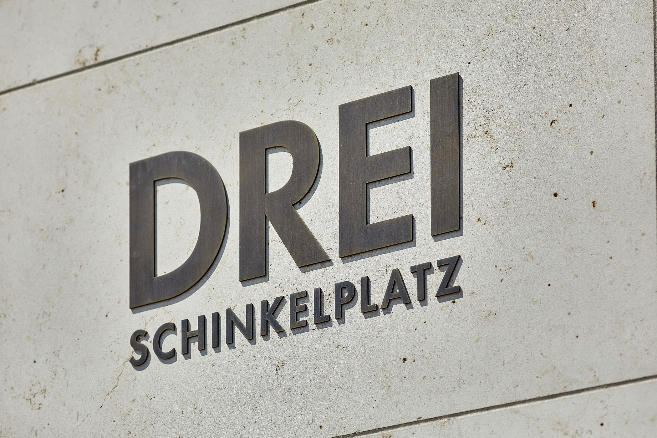 Bronze Beschriftung am Schinkelplatz No3