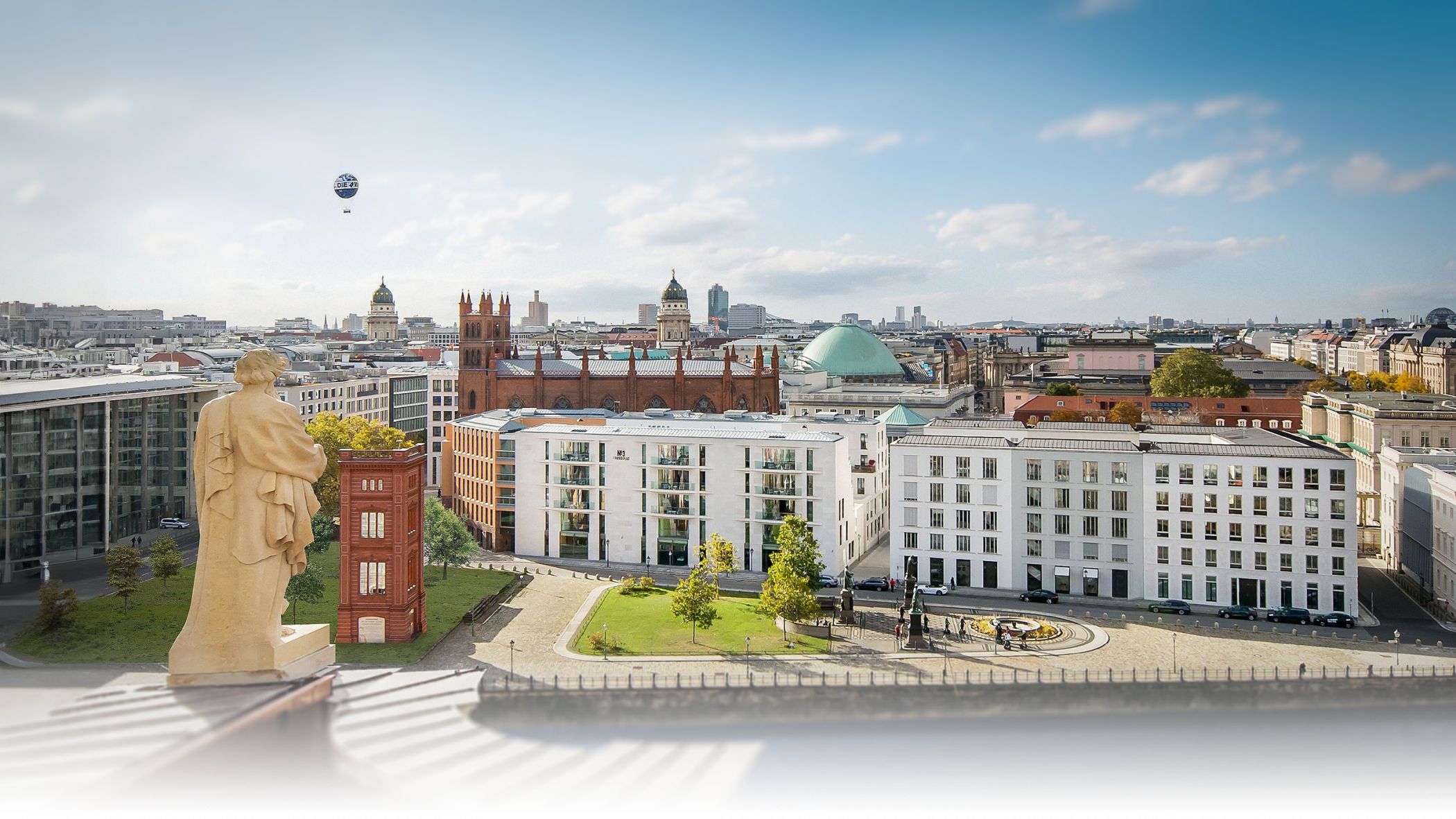 Panoramablick über die Wohngebäude am Schinkelplatz mit Sandsteinfigur im Vordergrund und Friedrichswerderscher Kirche