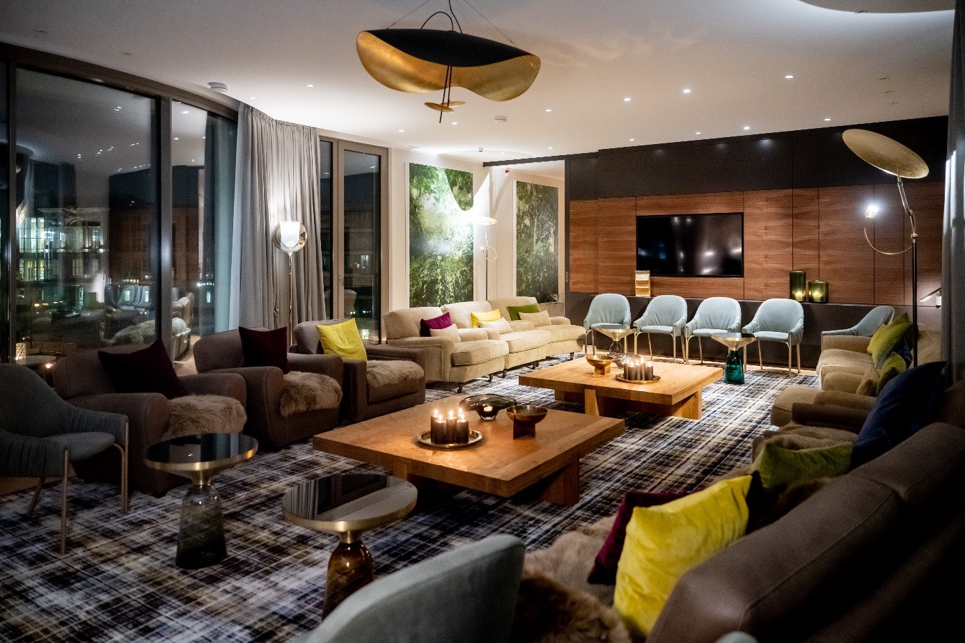Exklusiver Lounge-Bereich am Schinkelplatz in Berlin mit großzügigen Sitzgruppen, warmem Ambientelicht und modernem Interior-Design.
