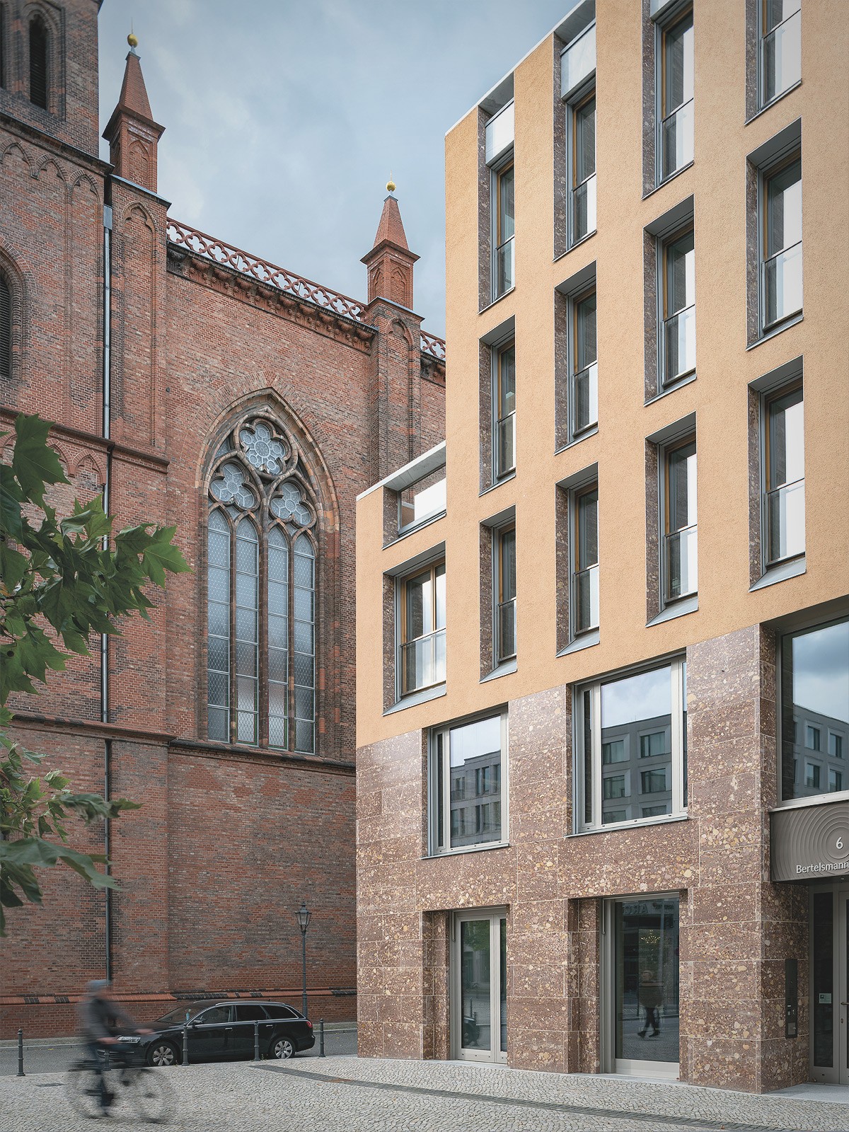 Detailansicht der modernen Wohnfassade am Schinkelplatz in Berlin-Mitte neben der historischen Friedrichswerderschen Kirche.