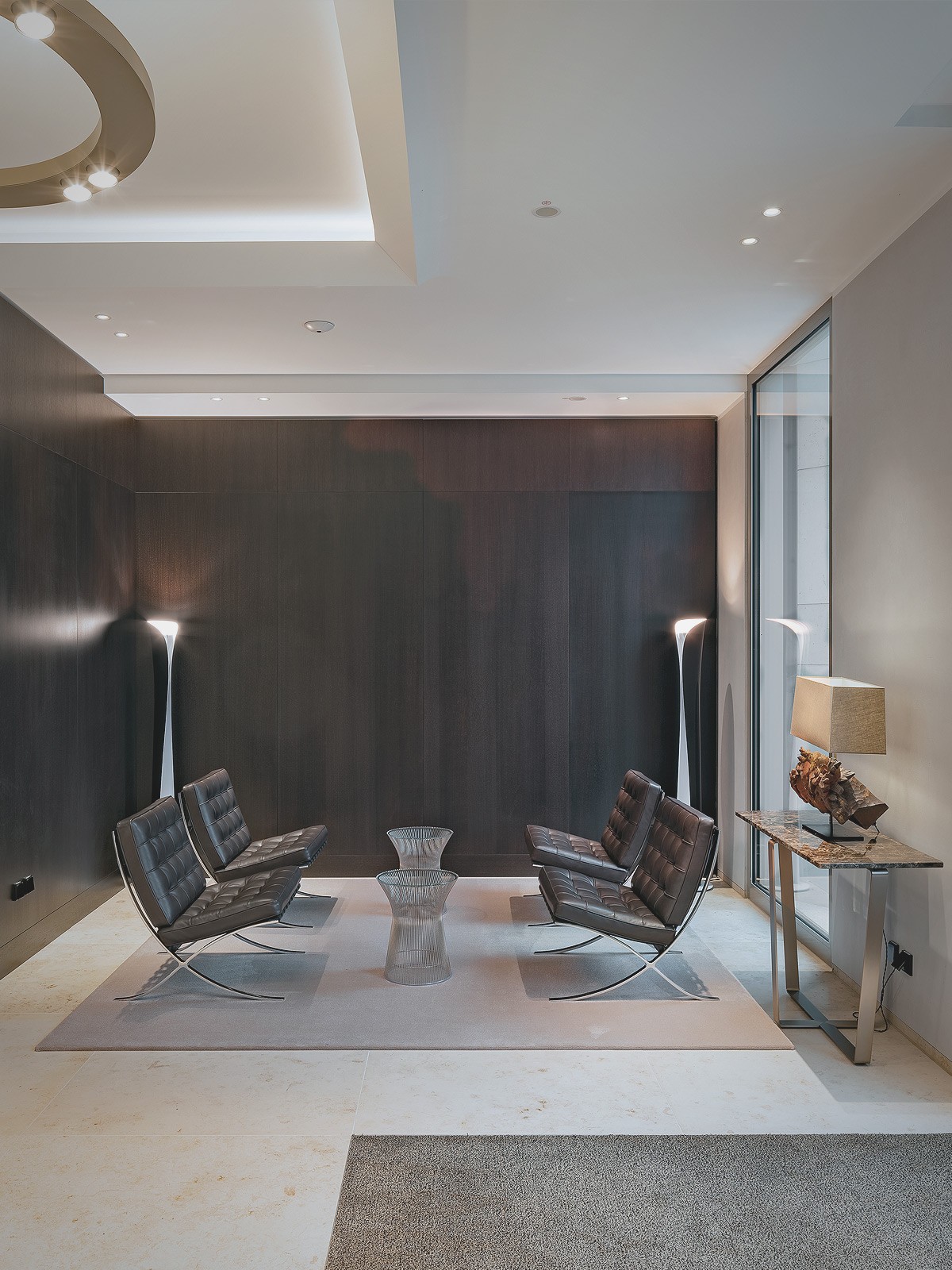 Eleganter Lounge-Bereich im Luxuswohnquartier Schinkelplatz Berlin mit Designer-Sesseln und moderner Beleuchtung