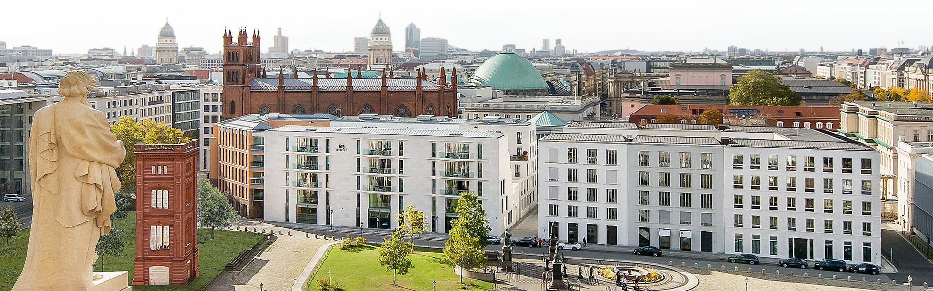 Panoramablick über den Schinkelplatz in Berlin-Mitte mit Blick auf historische Gebäude, moderne Residenzen und die Skyline der Stadt.