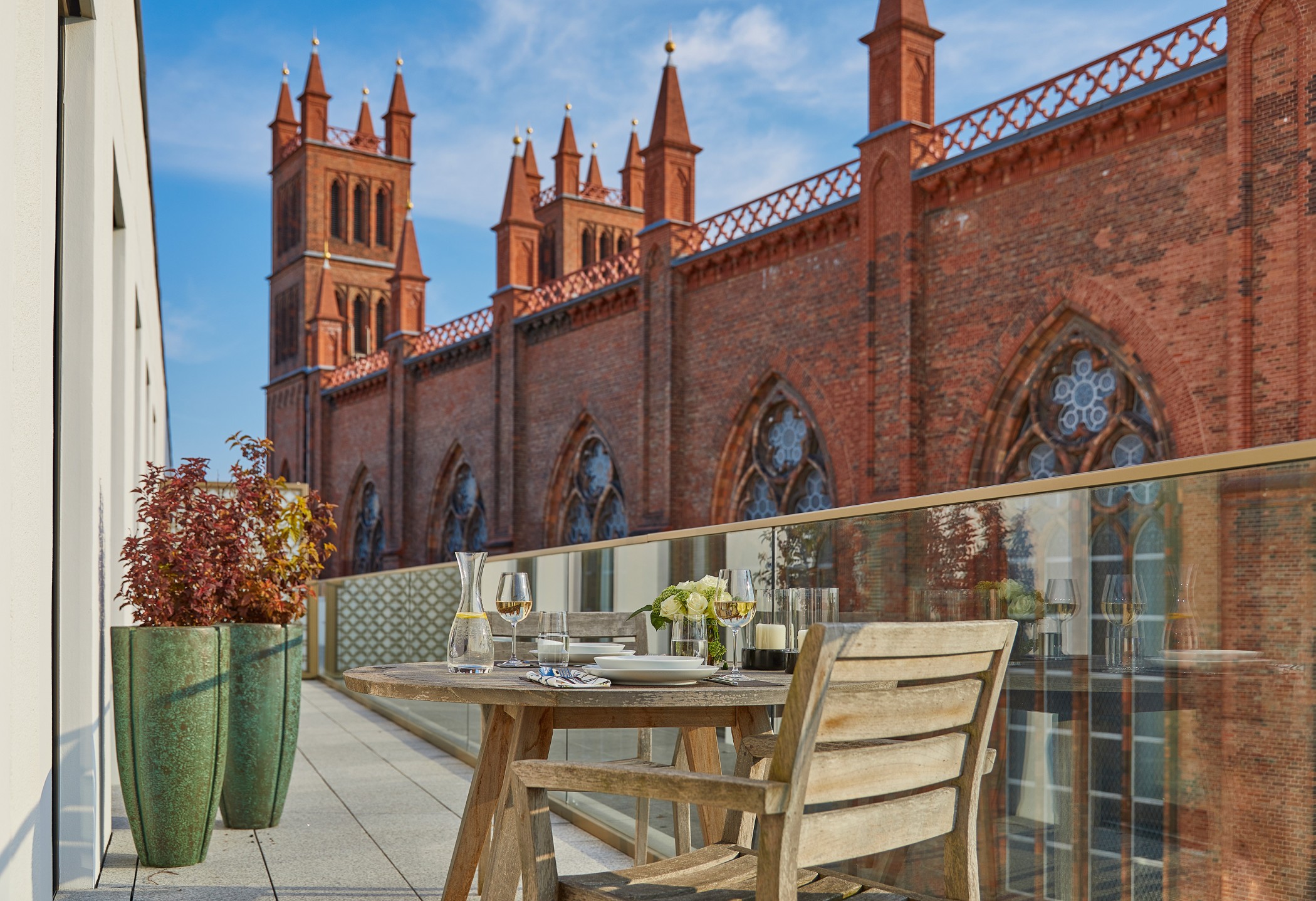 Stilvoll gedeckte Terrasse mit Blick auf die neugotische Friedrichswerdersche Kirche am Schinkelplatz in Berlin-Mitte.