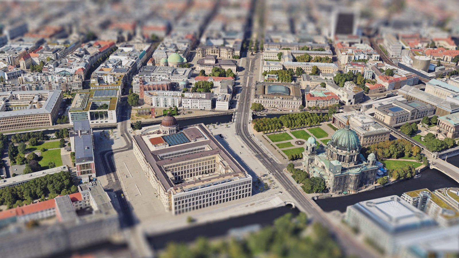 Luftbild des Schinkelplatz in Berlin-Mitte mit Blick auf historische Gebäude, moderne Residenzen und die Skyline der Stadt.