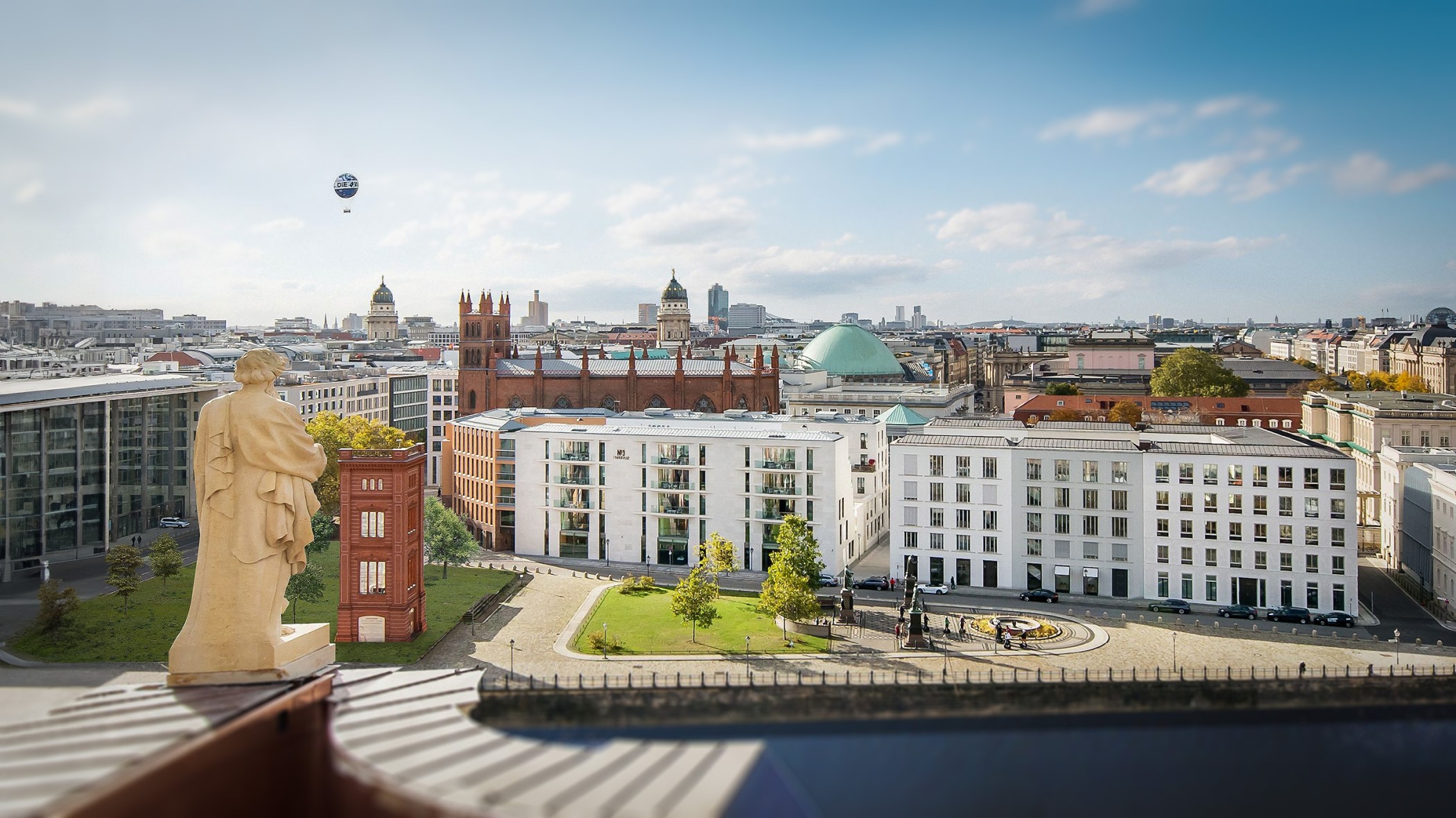 Blick von einer Dachterrasse mit Sandsteinskulptur auf die Wohngebäude am Schinkelplatz, die Friedrichswerdersche Kirche und die Stadtkulisse