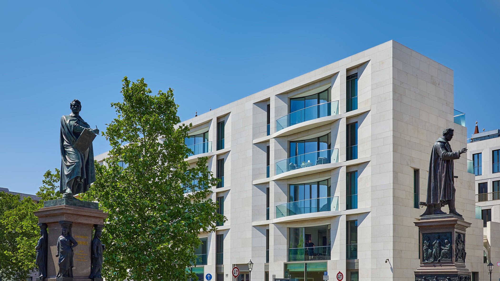 Statue von Karl Friedrich Schinkel vor modernen Wohnresidenzen am Schinkelplatz in Berlin-Mitte.