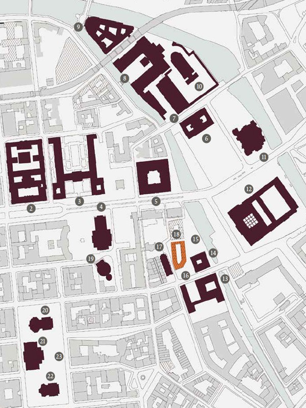 Lageplan der Umgebung mit dunkelrot hervorgehobenen, nummerierten Bauten und dem orange markierten Schinkelplatz-Ensemble