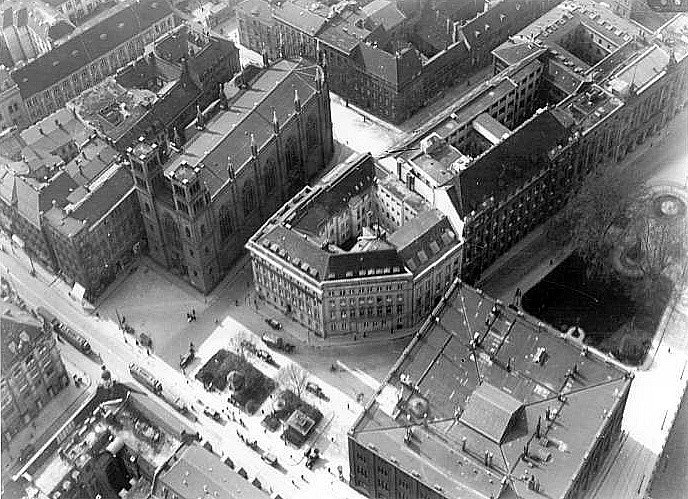 Historische Luftaufnahme des Werderschen Marktes in Berlin mit umliegenden Wohn- und Verwaltungsgebäuden sowie der monumentalen Architektur des ehemaligen Stadtraums.