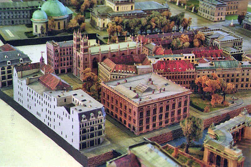 Historisches Modell des Werderschen Marktes in Berlin mit der Friedrichswerderschen Kirche und umliegender klassizistischer Bebauung.