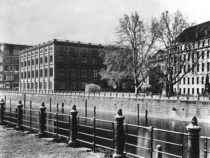 Historische Schwarzweißaufnahme der Bauakademie, im Vordergrund das Kanalufer mit eisernem Geländer