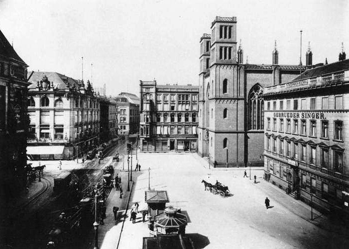 Historische Schwarzweißaufnahme des Werderschen Marktes mit Friedrichswerderscher Kirche, Geschäftshäusern und Pferdekutsche
