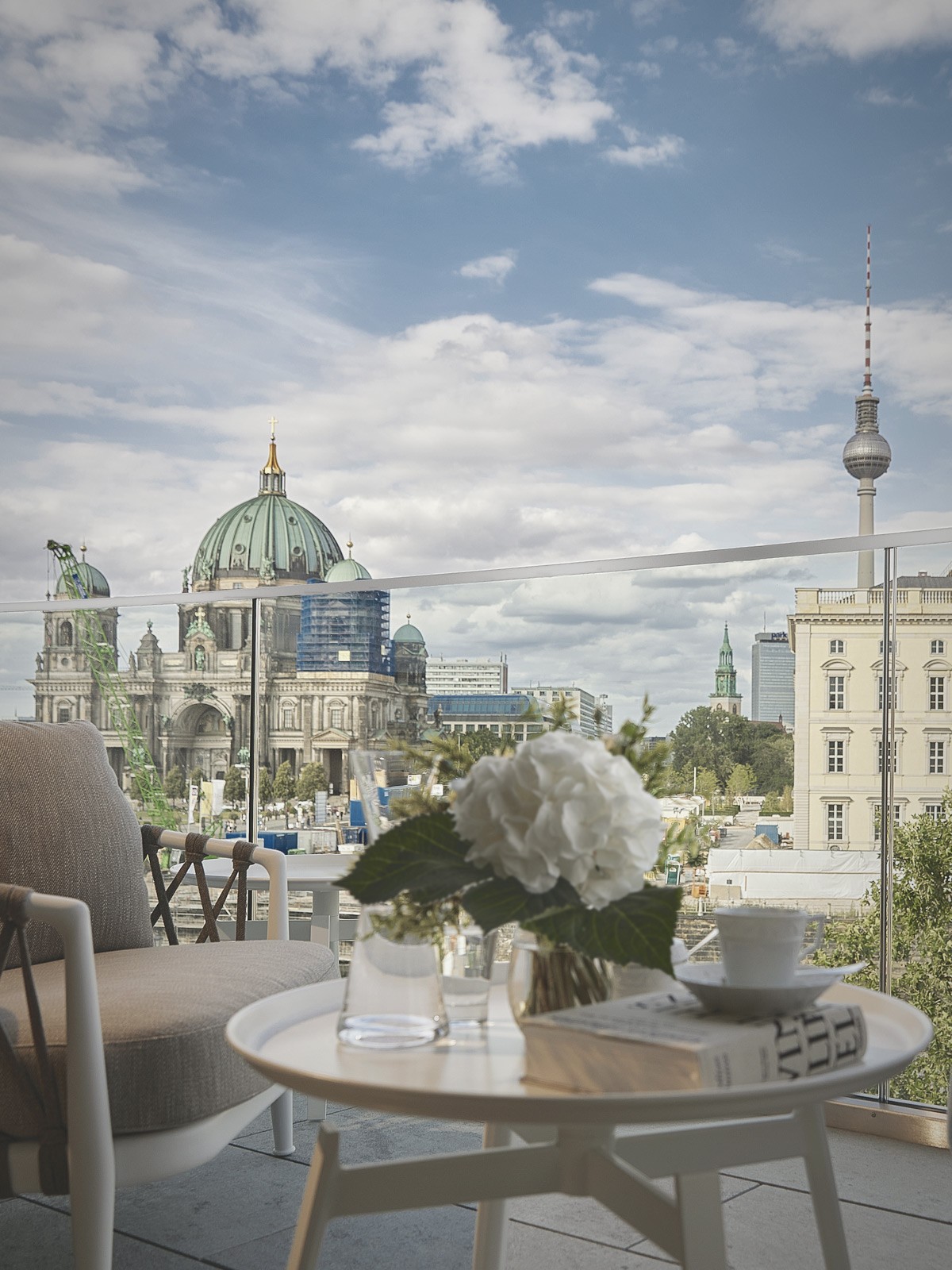 Terrassenblick am Schinkelplatz in Berlin-Mitte auf den Berliner Dom, den Fernsehturm und die historischen Uferanlagen der Spree.