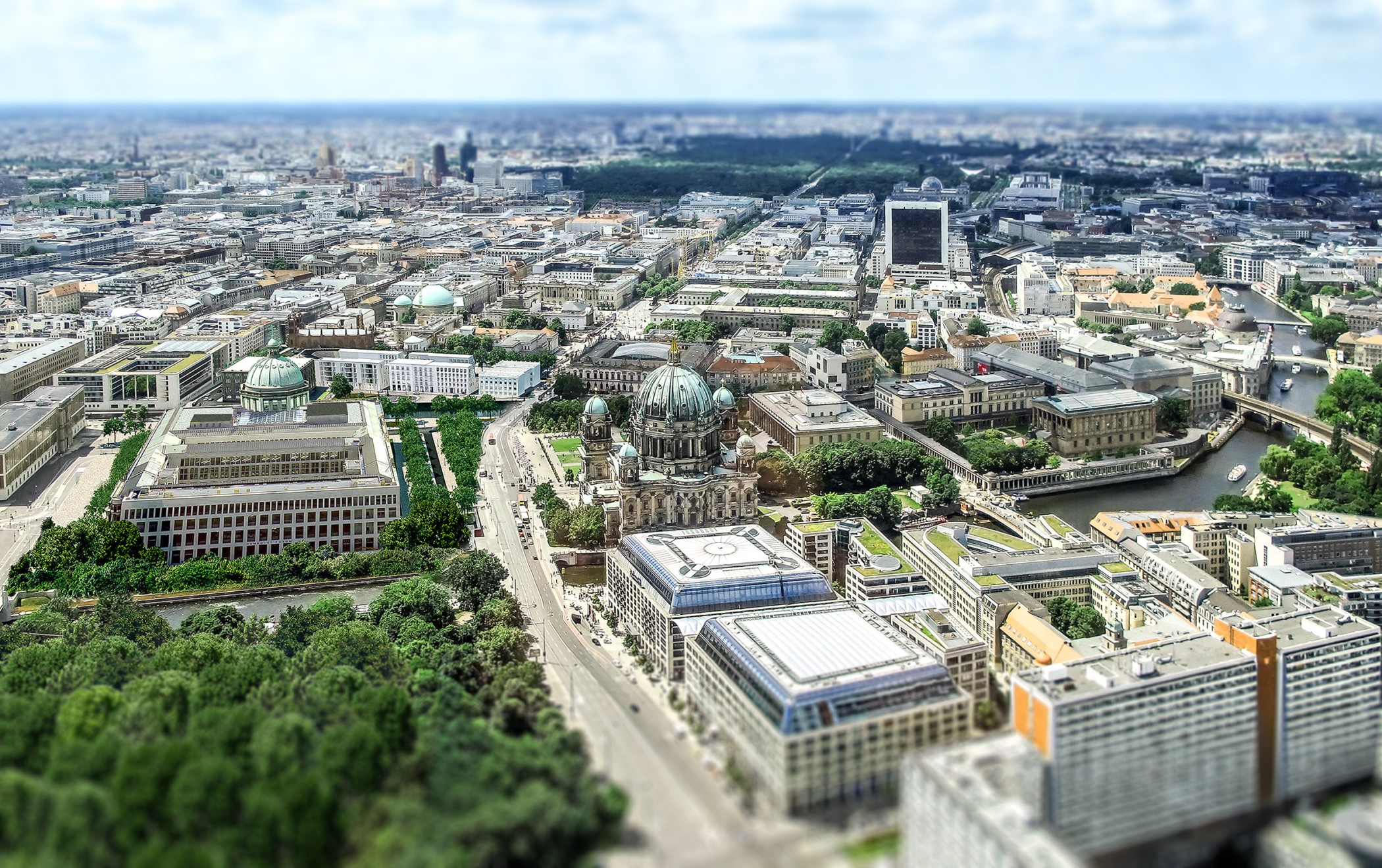 Luftbild über Berlin-Mitte mit Humboldt Forum, Berliner Dom und Spree, im Hintergrund der Tiergarten