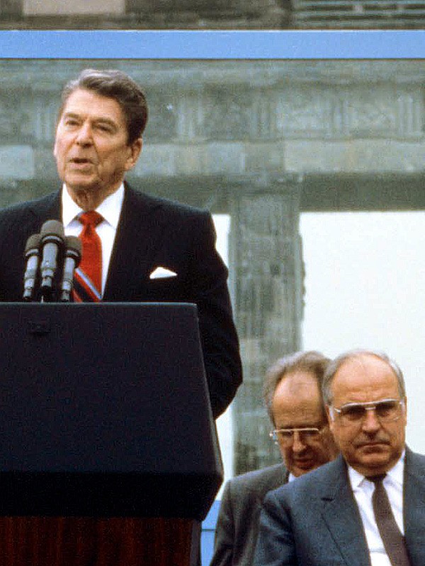 Ronald Reagan 1987 vor dem Brandenburger Tor: Mr. Gorbatschow, tear down this wall! (Herr Gorbatschow, reißen Sie diese Mauer ein)