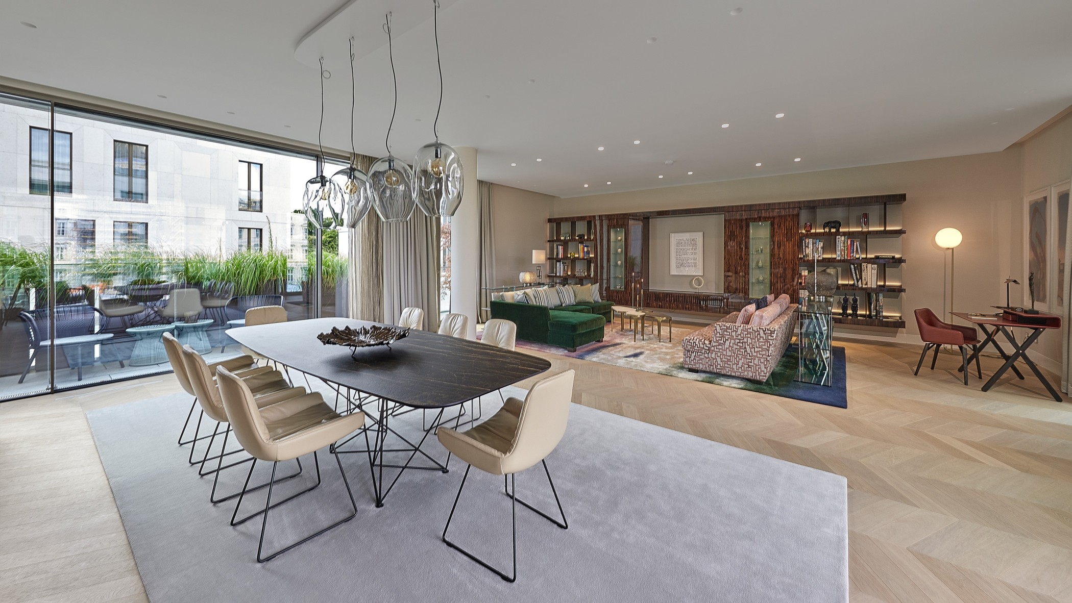 Elegantes Wohnzimmer mit großem Esstisch, Designbeleuchtung und Flügel in einer luxuriösen Wohnung am Schinkelplatz in Berlin.