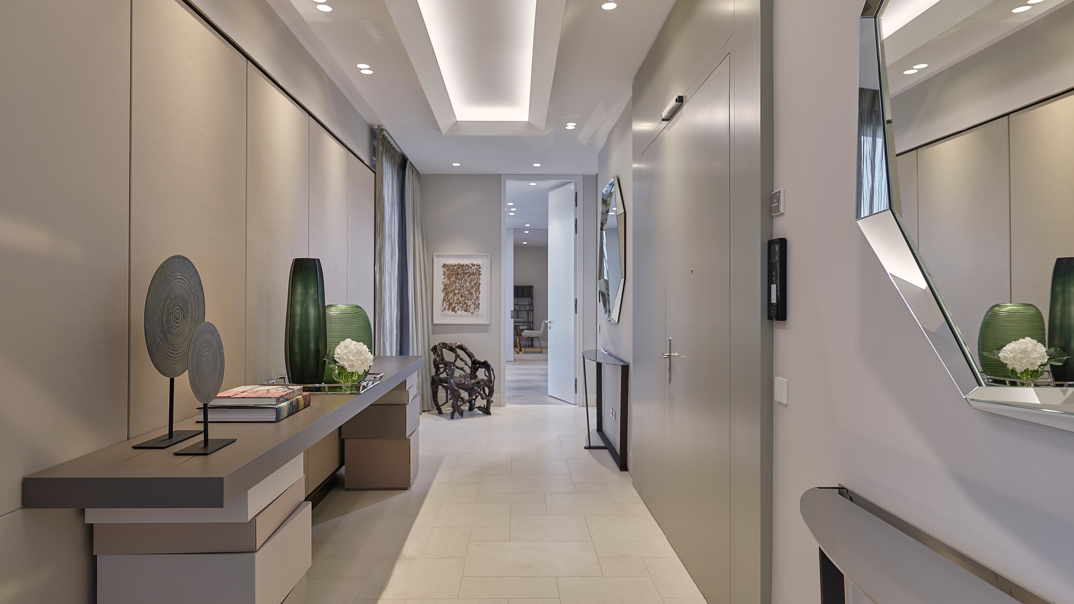 Luxuriöser Eingangsflur einer exklusiven Wohnung am Schinkelplatz in Berlin mit elegantem Interieur, Designobjekten und moderner Wand- und Deckenbeleuchtung